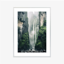 Lade das Bild in den Galerie-Viewer, Poster Chinesische Naturlandschaft Mit Wasserfall Rahmen Holz Mit Passepartout Farbe Natürlich
