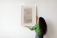 Lade das Bild in den Galerie-Viewer, Poster Abstrakte Minimalistische Pflanze Auf Beigem Hintergrund Rahmen Aluminium Farbe Schwarz