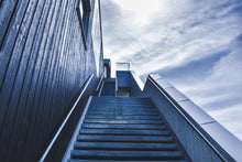 Lade das Bild in den Galerie-Viewer, Fototapete Steile Treppe
