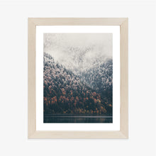 Lade das Bild in den Galerie-Viewer, Poster Nebliger Herbstwald Am See Rahmen Holz Mit Passepartout Farbe Natürlich

