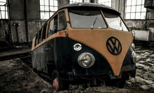 Lade das Bild in den Galerie-Viewer, Wandbild VW T1 Fototapete Poster XXL Schrott Wrack Bulli 1600x900 WA300T1LI
