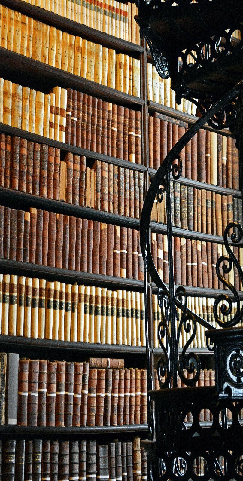 Türtapete Bücher Türposter   selbstklebend Bibliothek Lesen Treppe Antik