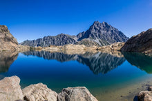 Lade das Bild in den Galerie-Viewer, Fototapete Beruhigender Bergsee
