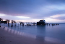 Lade das Bild in den Galerie-Viewer, Fototapete Ein Haus am Wasser
