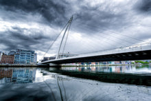 Lade das Bild in den Galerie-Viewer, Fototapete Samuel Beckett Bridge mit Wolken
