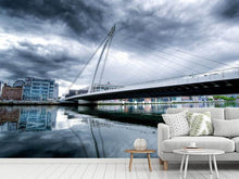 Lade das Bild in den Galerie-Viewer, Fototapete Samuel Beckett Bridge mit Wolken
