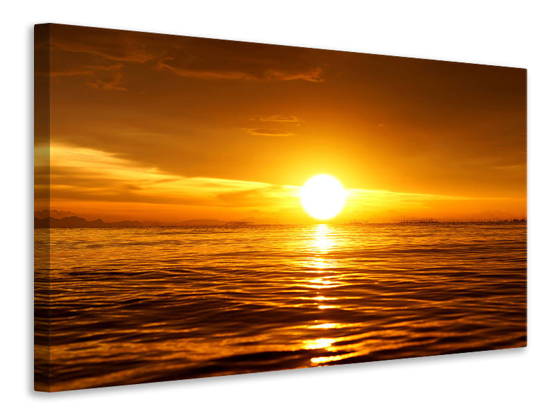 Leinwandbild Glühender Sonnenuntergang am Wasser